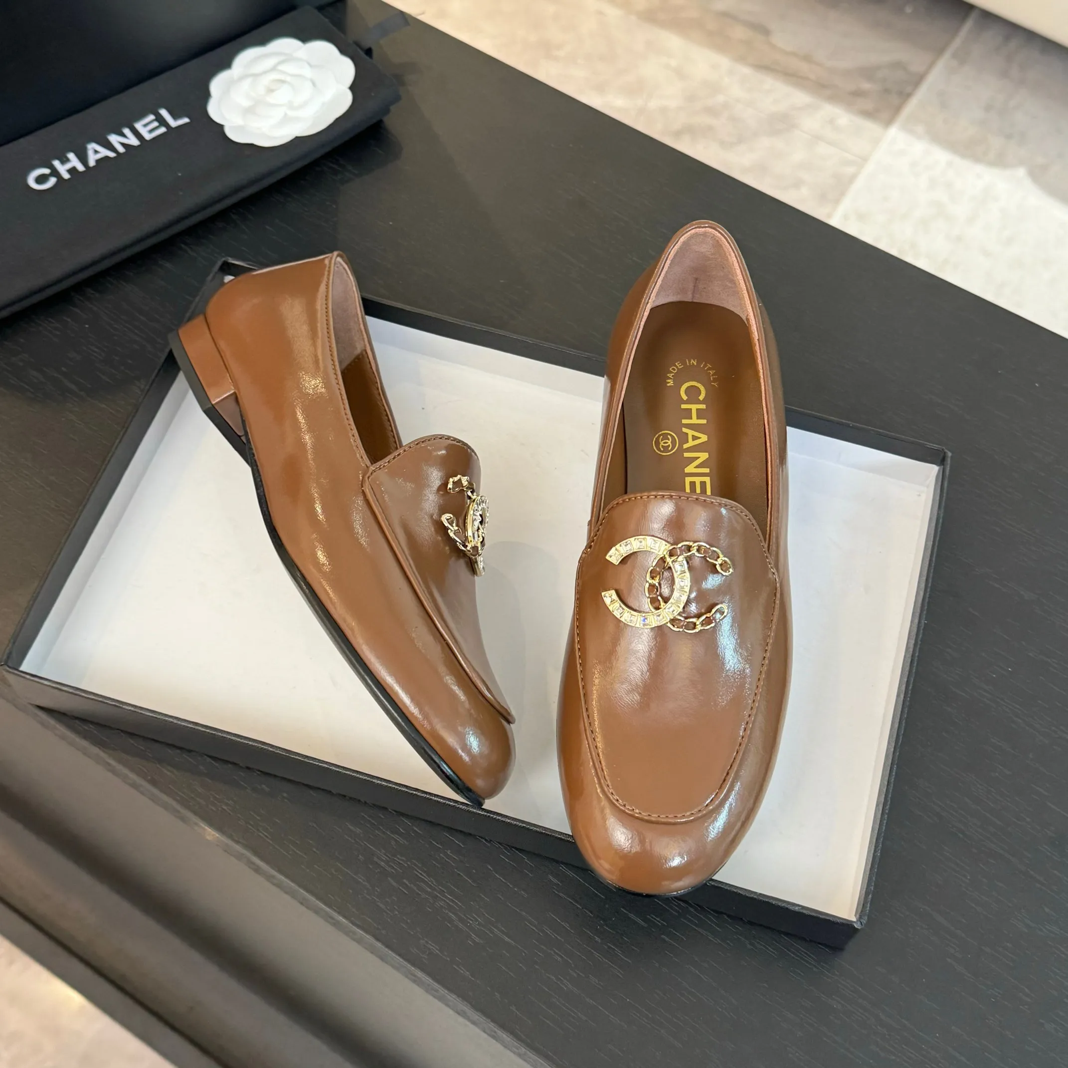 👟👟Ex-factory price 600👟👟 Purchasing-grade CHANEL Xiaoxiang classic retro shoes. I liked this pair at first sight. The design of the upper is very special. The classic hardware buckles embellished with Xiaoxiang are very CHANEL style. It has a high-end feel. The upper feet are very comfortable and soft. The feet are not afraid of being good-looking and comfortable. They are invincible when paired with mid-calf socks, skirts and trousers. It looks simple in style, but it has the effect of elongating the legs immediately on the feet, which is simple and does not lose personality. Adds a touch of coolness. Upper: imported mixed-breed lambskin. Lining: mixed-breed sheepskin. Soft, sweat-absorbent and breathable! Hardware: Exclusive original 1:1 mold development! Long-lasting and does not soften! Outsole: Genuine leather outsole imported from Italy. Height is about 2.5cm. Different market currency. We are different. Size: #34-42 (34 40 41 customized, non-refundable)